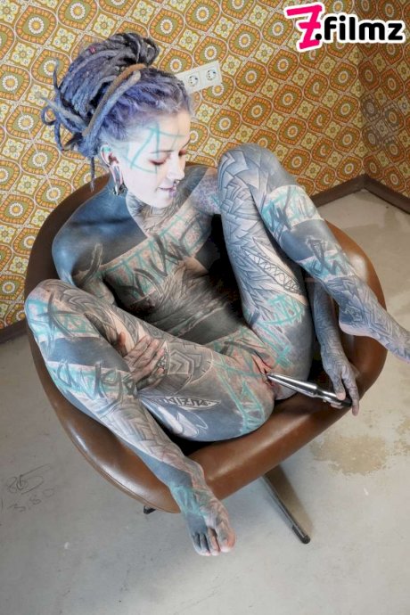 Tattooed girl Anuskatzz pleasures her pussy with a sex machine in her ass