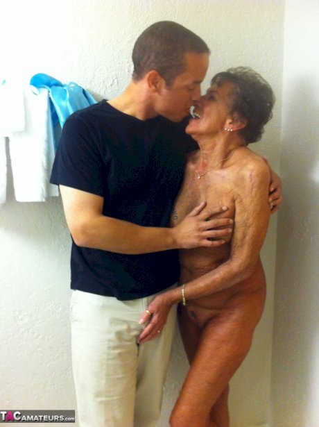 Dirty amateur granny shows her sexy naked body and kisses a young stud