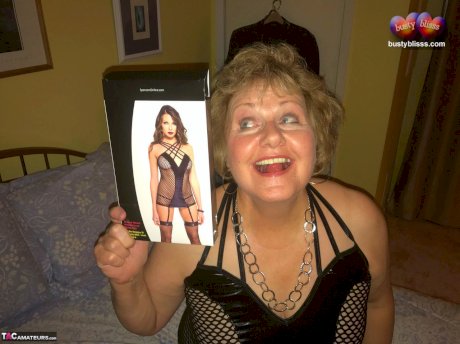 Mature lady Busty Bliss coaxes the cum from her man friend's cock
