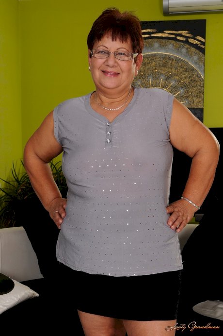 Fat short haired granny Lawanda spreads legs and takes horny guy's stiff dick