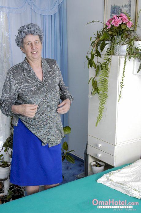 Chubby granny presents her natural tits and toys her hairy vagina with a vase
