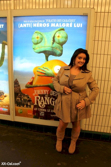 Arianna Sinn flaunts her cleavage in public before showing her juggs at home