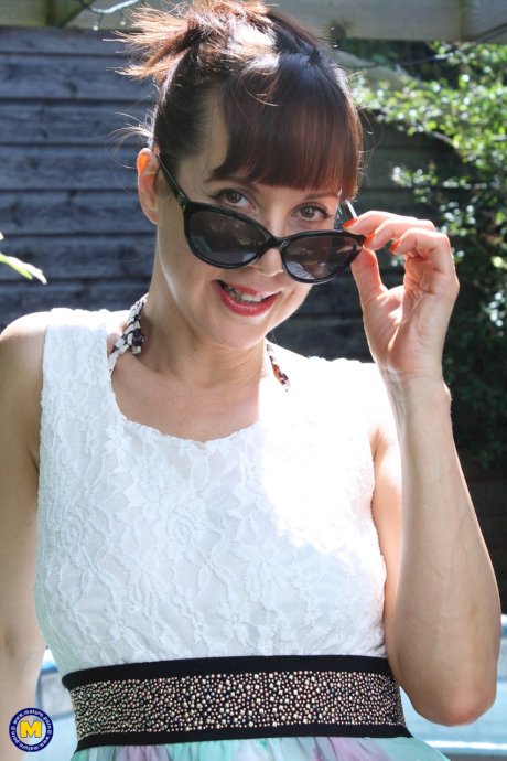Mature housewife Cindy strips in an outdoor jacuzzi and touches herself