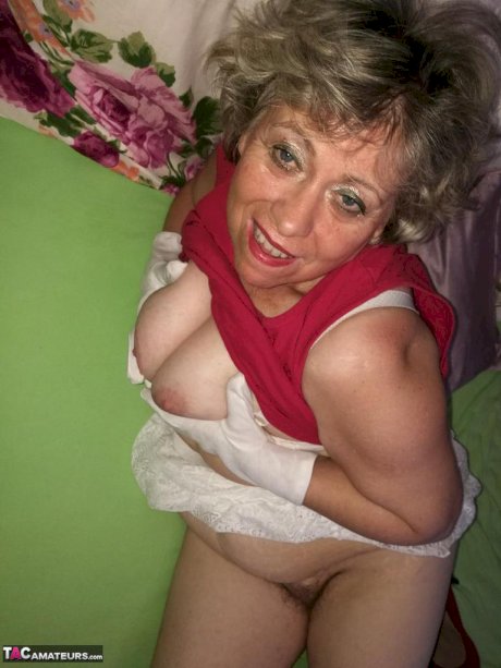 Horny nan Caro pulls down her pantyhose to show her bush in white gloves