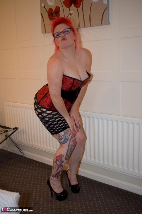 Mature amateur Mollie Foxxx exposes herself in schoolgirl attire