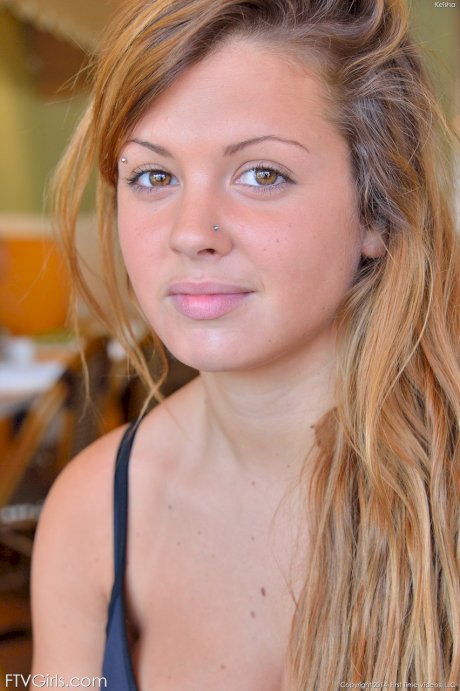Amateur babe oils her round tits and ass after flashing her boobs in public
