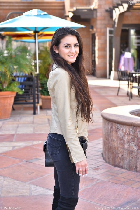 Sexy Latina babe flaunts her sexy ass and beautiful body in yoga pants