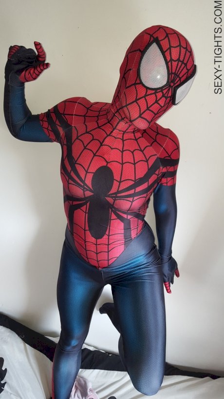 Cosplayer shows off her tight booty in a Spiderman costume on her bed