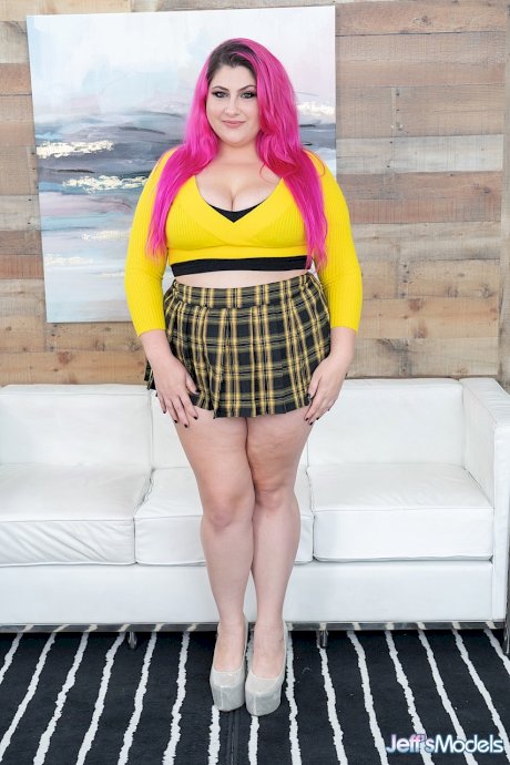 Obese chick Alexis Abuse sports pink hair while getting naked in high heels