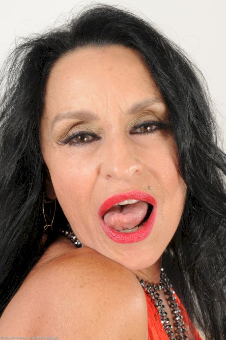Mature MILF Rita Daniels exposes her big boobs and flaunts her tasty cunt