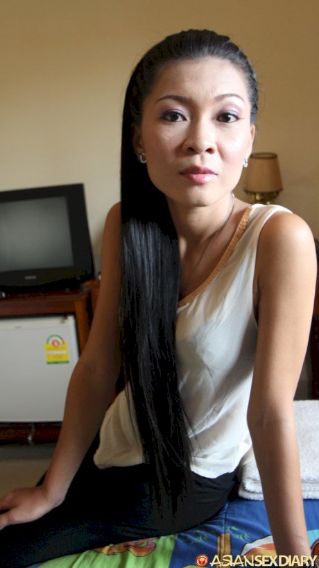 Slim Asian girl Gi sports a creampied beaver after POV sex with a Farang