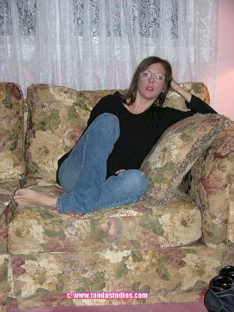 Nerdy amateur housewife Elise shows her pierced nipples & rubs her twat