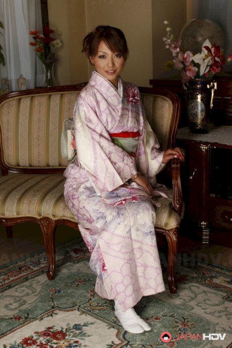 Pretty Japanese teen Kaede Moritaka hikes up traditional garb to show her bush