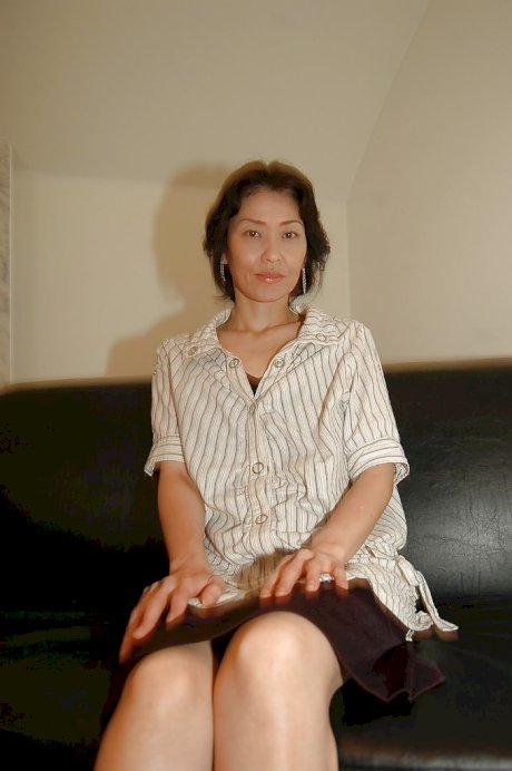 Naughty asian MILF takes off her skirt and has some pussy vibing fun