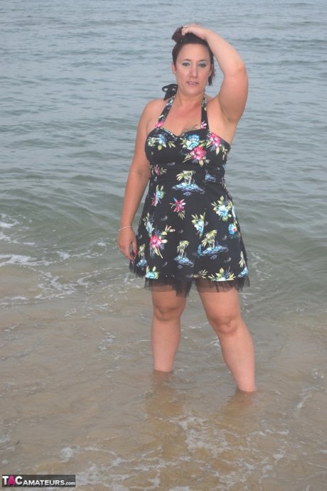Amateur solo girl exposes herself while changing her attire at the beach