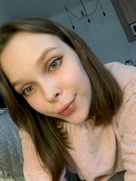 Pretty OnlyFans model Little Kitty flaunts her holes & boobs in a solo