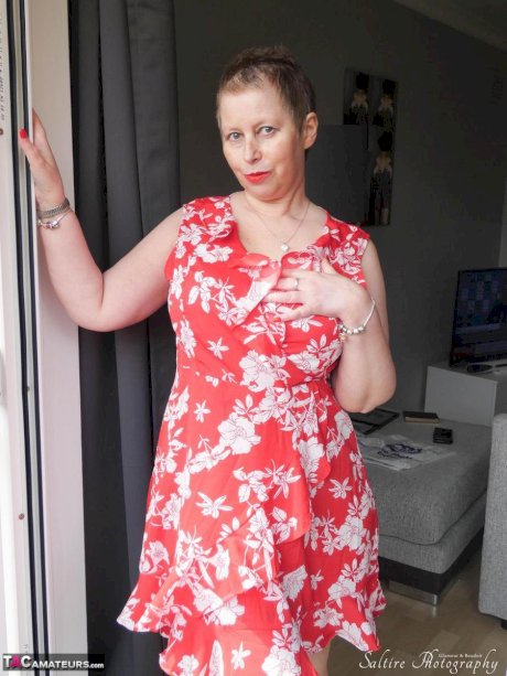 Mature amateur Posh Sophia exposes her big butt and snatch in red heels