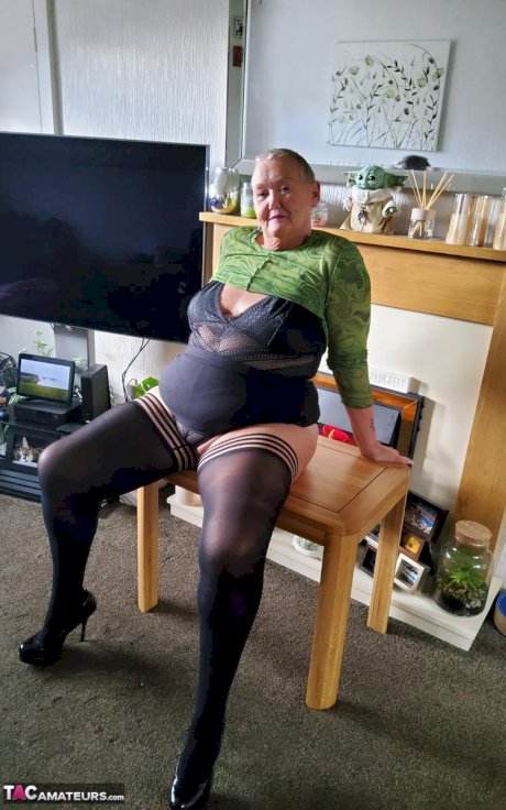 Fat granny Valgasmic Exposed sports short hair while exposing her tits & pussy