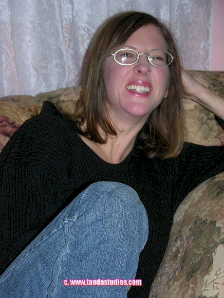 Nerdy amateur housewife Elise shows her pierced nipples & rubs her twat
