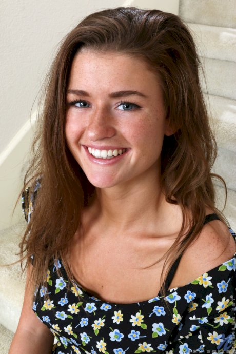 Charming babe Anna Smith unveils her tanned body & masturbates on the stairs