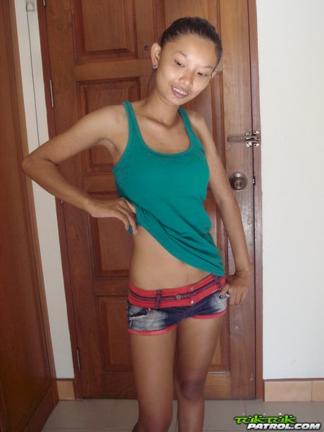 Skinny Thai girl takes off hr clothes in her nude modelling premiere