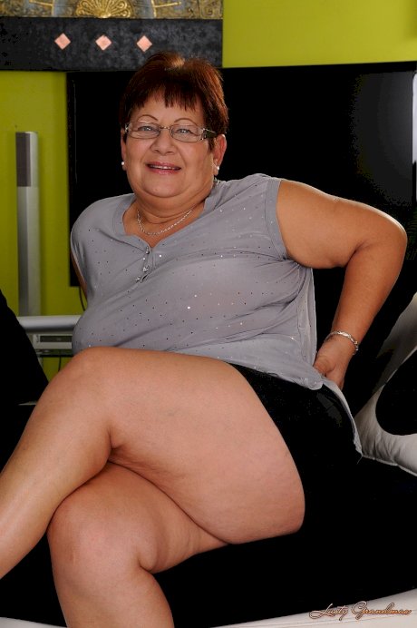 Fat short haired granny Lawanda spreads legs and takes horny guy's stiff dick