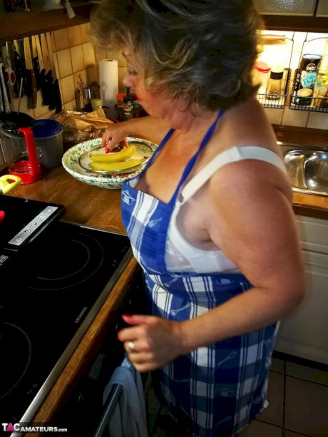 Old housewife Caro takes off her underwear in kitchen apron and stockings