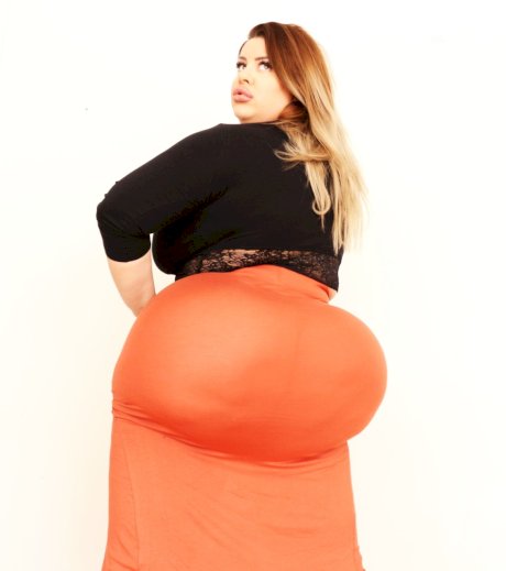 Stunning MILF fatty Natasha Crown flaunting her very big ass in a tight skirt