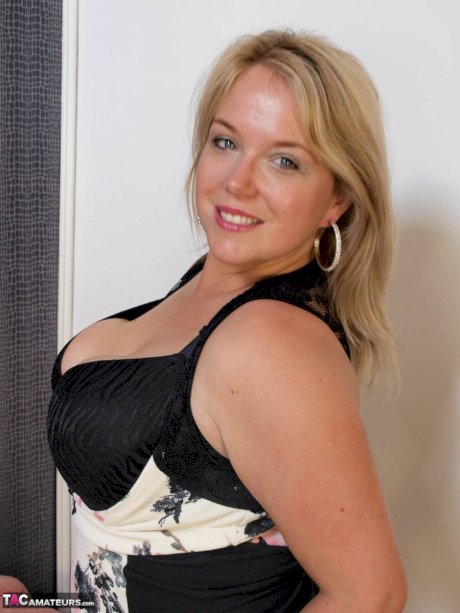 Amateur BBW Sindy Bust bares her big boobs and butt before pussy play