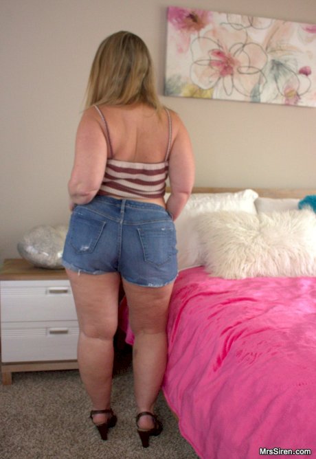 MILF fatty Dee Siren enjoying orgasmic queening before riding cock