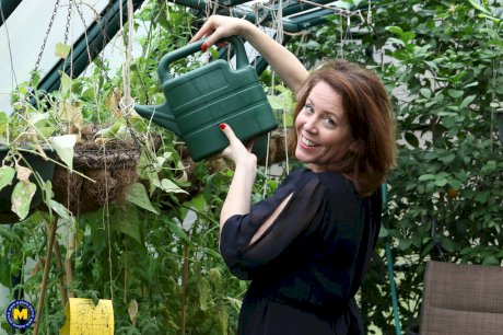 Amateur plumper from the USA gets naked to masturbate in a greenhouse