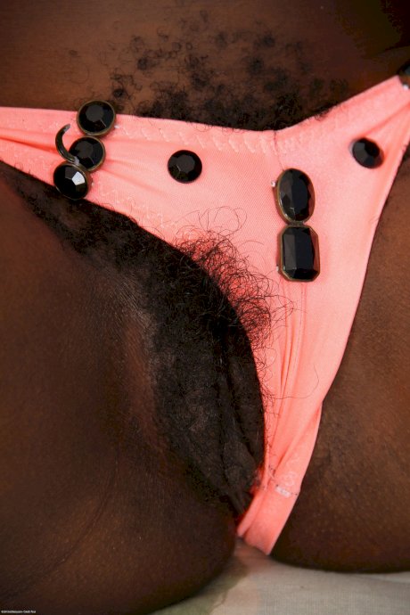 Sexy ebony girl with dreads Mistique shows her natural body & spreads her twat