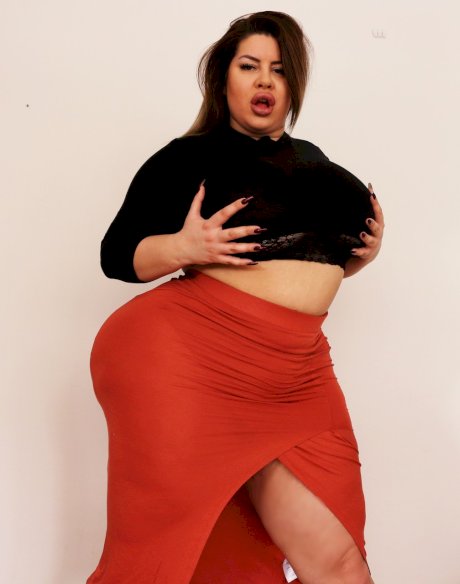 Stunning MILF fatty Natasha Crown flaunting her very big ass in a tight skirt