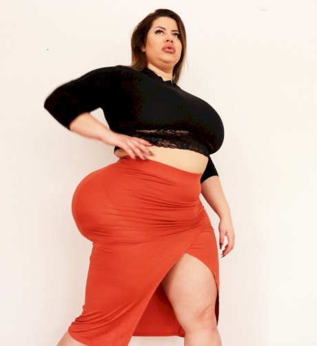 Stunning MILF fatty Natasha Crown flaunting her very big ass in a tight skirt