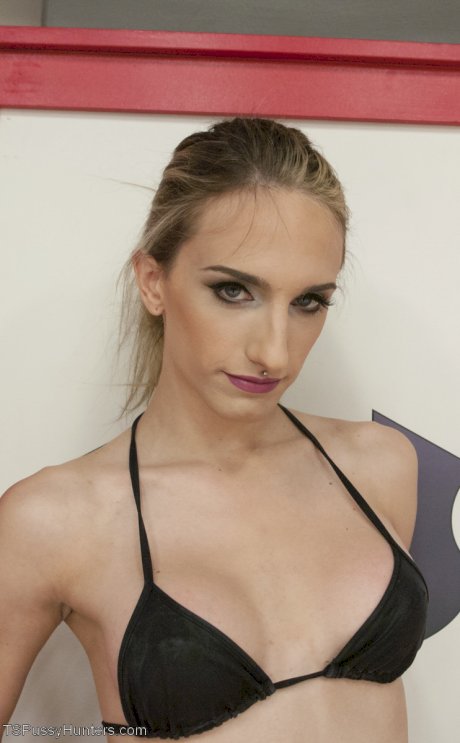 Sexy shemale Kelly Klaymour eats out & fucks slim Mona Wales while wrestling