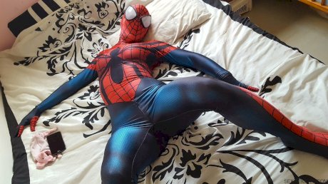 Cosplayer shows off her tight booty in a Spiderman costume on her bed