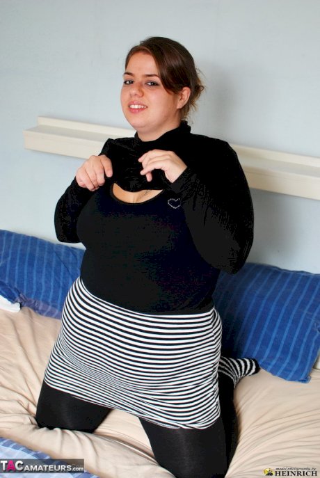 Teenage BBW reveals her big tits and nipples in her solo masturbation scene