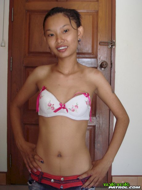Skinny Thai girl takes off hr clothes in her nude modelling premiere