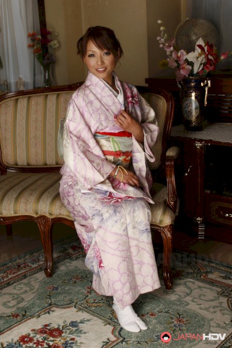 Pretty Japanese teen Kaede Moritaka hikes up traditional garb to show her bush