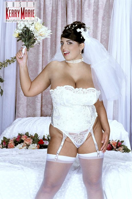 Curvy bride Kerry Marie lets out her huge naturals & slides a toy in her twat