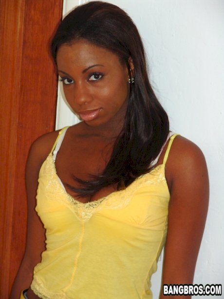Nubian beauty Mahlia presents her sexy body before blowing big dick in POV