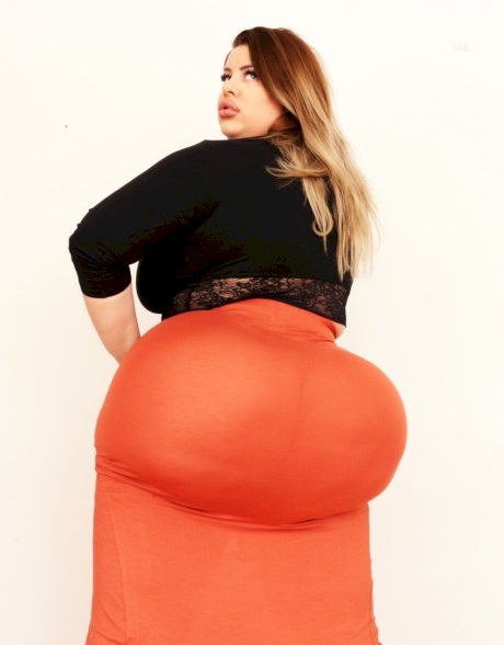 Stunning MILF fatty Natasha Crown flaunting her very big ass in a tight skirt