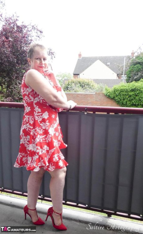 Mature amateur Posh Sophia exposes her big butt and snatch in red heels