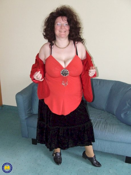 Fat mature amateur Jasmina exposes her huge juggs and poses naked