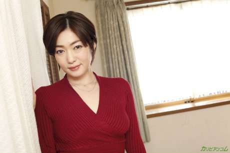 Cute Japanese MILF Ryu Enami gets creampied after giving a sloppy BJ & fucking