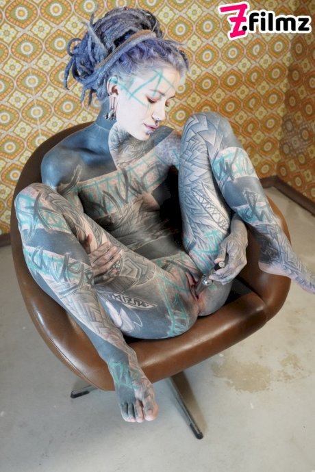 Tattooed girl Anuskatzz pleasures her pussy with a sex machine in her ass