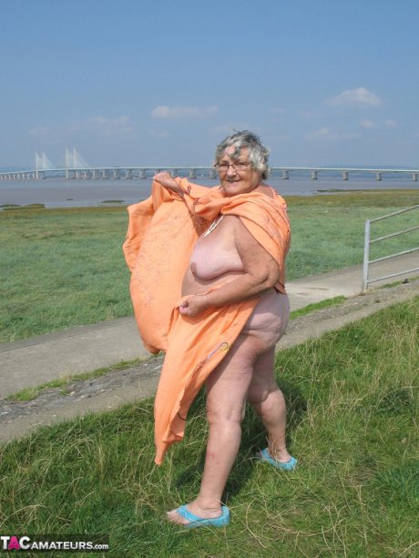 Geeky Grandma Libby flashing her monster mature curves in the filed