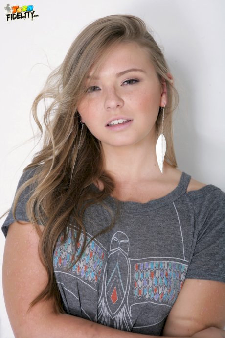 Curvy teen Melissa May doffs her tiny jean shorts to tease in panties & socks