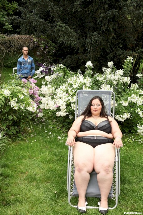 Super sized BBW Jitka sits on a Peeping Tom's face in the garden