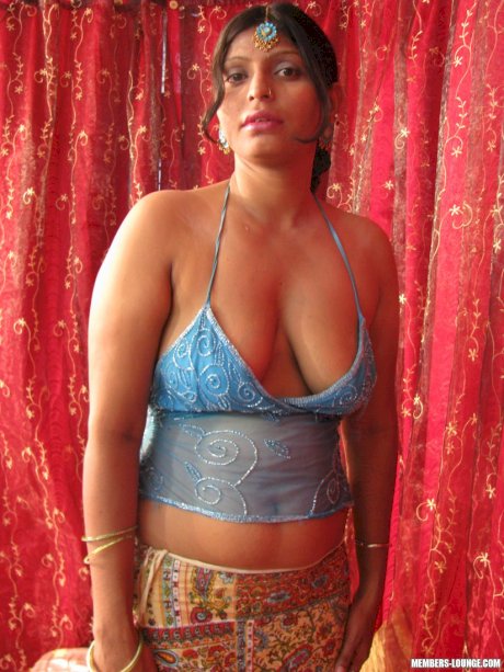 Chubby Indian woman unveils her natural tits and shaved pussy on a bed
